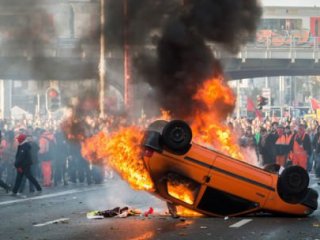 Brüksel Sokakları Savaş Alanına Döndü