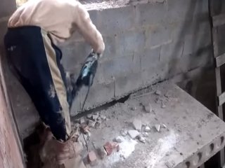 Bindiği Dalı Kesen İnşaat İşçisi