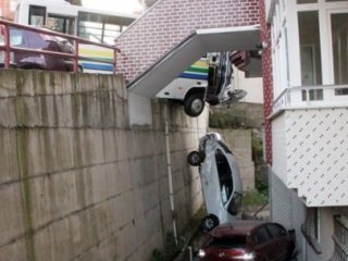 Freni Patlayan Halk Otobüsü Apartmana Girdi