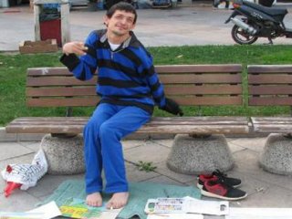 Ayak Parmaklarıyla Resim Yapıyor