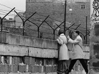 Berlin Duvarı Nasıl Yıkıldı?