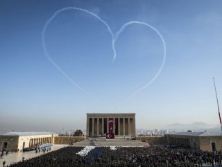 Türk Yıldızlar Anıtkabir Semalarına Kalp Yaptı