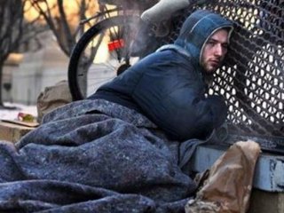 Evsizlere Dışarıda Uyumak Yasak!