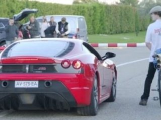Bisikletiyle Ferrari'ye Toz Yutturdu