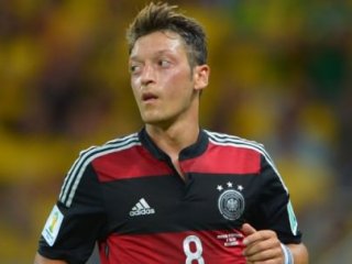 Mesut Özil'e Baba Darbesi!
