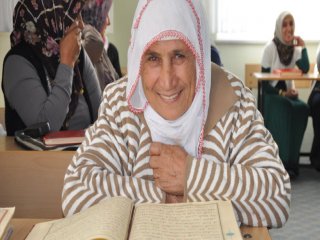 83 Yaşında Kur’an Okumayı Öğreniyor