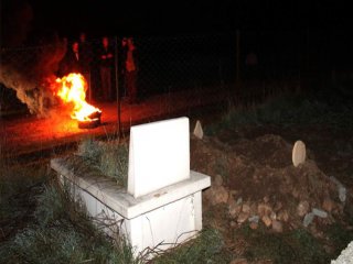 Ayı Korkusu Mezarlıkta Nöbet Tutturuyor