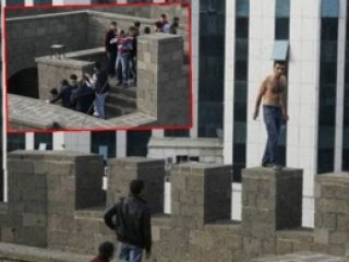 İntihar İçin Çıktı Sopa Çektiler