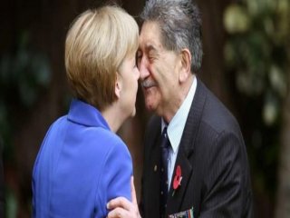 Angela Merkel'e Burun Öpücüğü
