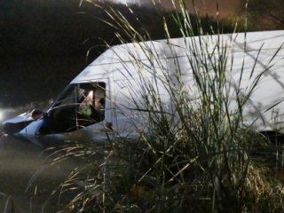 Virajı Alamayan Münibüs, Dereye Uçtu!