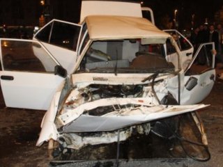 İki Otomobil Çarpıştı: 6 Yaralı