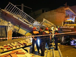 İzmir'de 3 Katlı Bina Çöktü