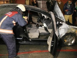 Bakırköy'de Lüks Otomobil Kundaklandı