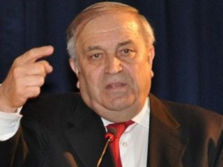 CHP'li Mengü 'Şerefsiz'i Savundu!