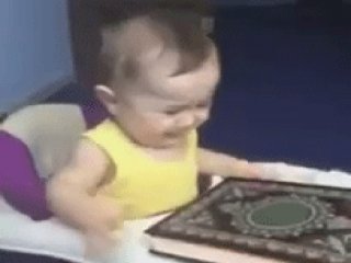 Kur'an-ı Kerim Kapanınca Ağlayan Bebek