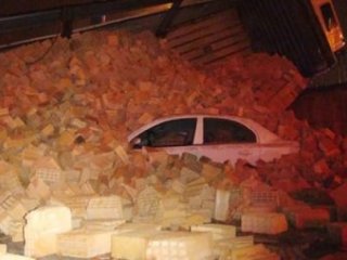 Bir Kamyon Tuğla Aracın Üstüne Yığıldı