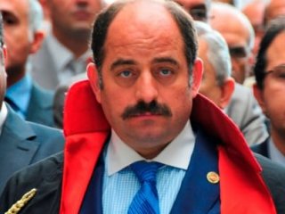 O Yazara Dava Açtı!