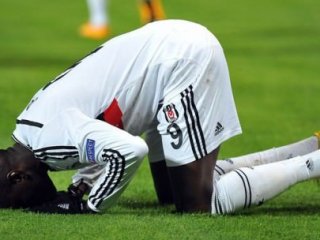 Demba Ba Beni Uyandır Namaz Kılacağım!