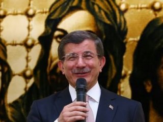 Davutoğlu Alevi Dedesi'nin Elini Öpmeye Çalıştı