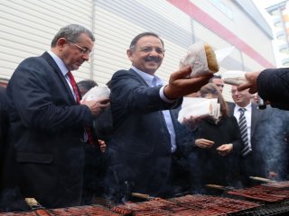 Özhaseki Yine Sucuk Dağıttı