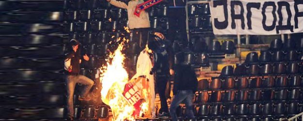 Sırp Taraftarlar G.Saray Bayrağı Yaktı