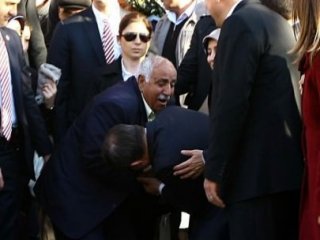 Davutoğlu'nun Alevi Dedesiyle "El Öpme" Mücadelesi