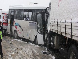 Midibüs Kamyona Çarptı: 20 Yaralı