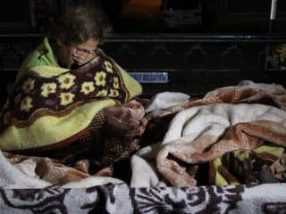 Cami Bahçesinde Yaşam Mücadelesi Veren Ailenin Dramı