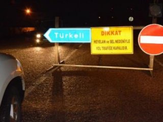 Sağanak Yağış Yolu Ulaşıma Kapattı