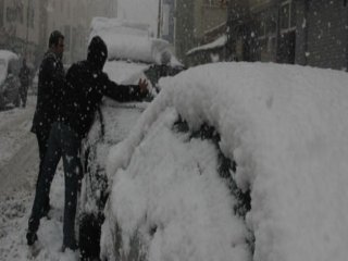 Yoğun Kar Yağışı Okulları 1,5 Gün Tatil Ettirdi