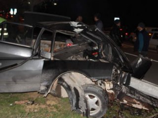 Bariyerlere Saplanan Araçtan Sağ Çıktı