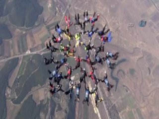 Türk Paraşütçüler Havada Rekor Kırdı