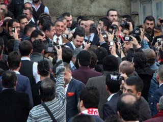 Dokunmak İçin Birbirlerini Çiğnediler!