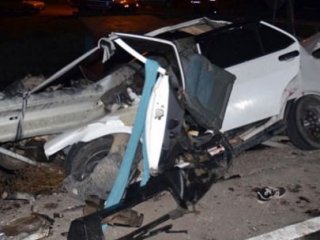 Araç Bariyerlere Girdi: 3 Ölü, 3 Yaralı