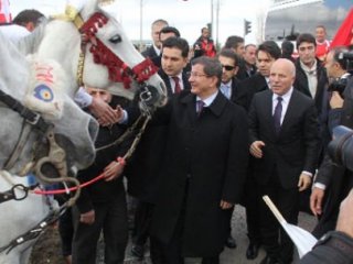 Davutoğlu’na Atlı Karşılama