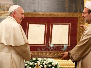 Görmez, Papa'ya Bakın Ne Verdi!