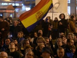 İspanya'da 'Öfkeliler' Sokağa Döküldü