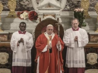 Papa Bakın Kimin İçin Dua Etti!