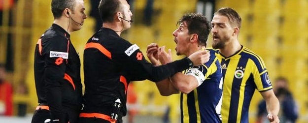 Emre Yine Kırmızı Kart Gördü