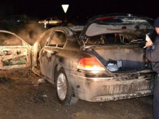 Park Halindeki Araç Yandı: 3 Yaralı