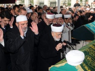 Erdoğan Hocası Öztürk'ü Son Yolculuğuna Uğurladı