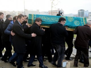 Davutoğlu Lise Arkadaşının Cenazesinde