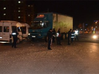 Kayseri'de Minibüs İle Kamyon Çarpıştı