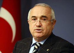 Cemil Çiçek'ten Ankara Shopping Fest'e Türkçe eleştirisi