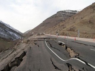 Karayolundaki Göçükler Sürücülerin Kabusu Oldu