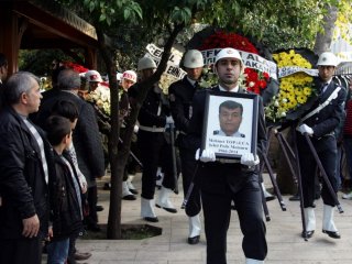 Şehit Polisin Cenazesi Toprağa Verildi