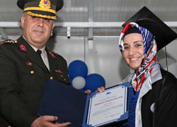 Başörtülü öğrenci, diplomasını garnizon komutanın elinden aldı