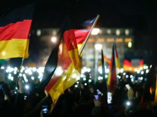 İslam Karşıtı 10 Bin Kişi Yürüdü