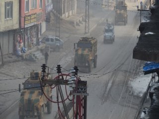 Barış İstiyoruz Diyenler Asker Taşlıyor