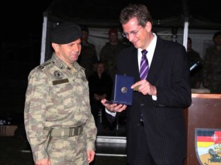 Gauck'dan, Türk Komutana Şeref Madalyası